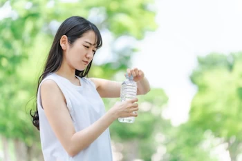 水を飲む女性