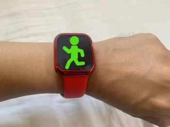 炎天下で汗をかく女性