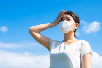 炎天下で汗をかく女性