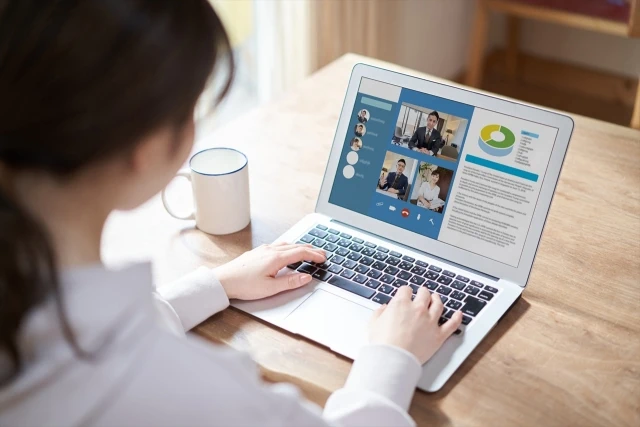 ネットで学ぶ女性