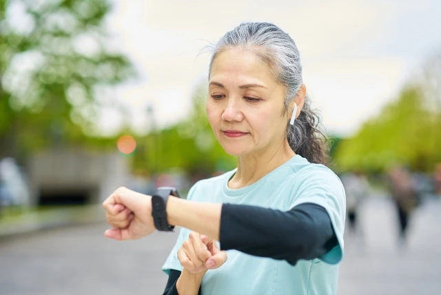 ウェアラブル端末を着用する女性