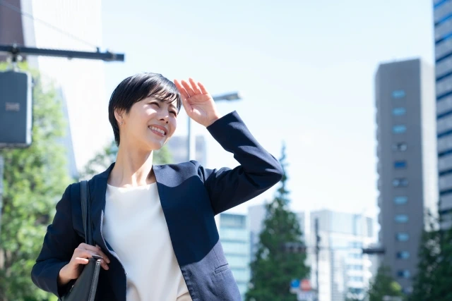炎天下で汗をかく女性