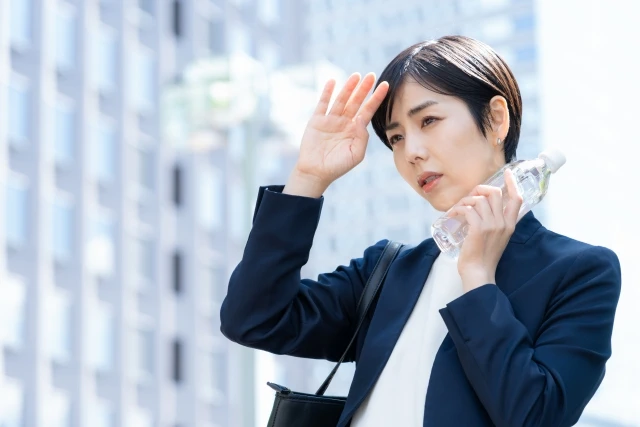 ペットボトルを持つ女性