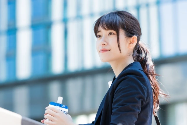 栄養補給をする女性
