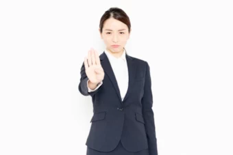 禁止のポーズをとる女性