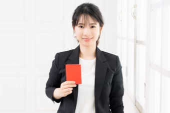 レッドカードを示す監督官