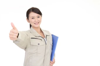 パソコンを操作する女性