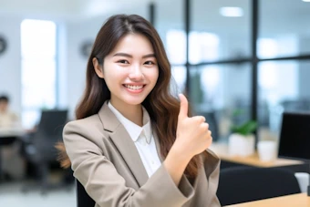 Goodサインをする女性