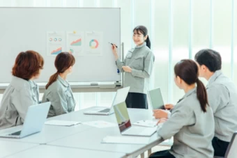 講義をする女性