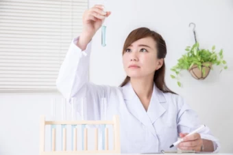 受験勉強する2人の女性