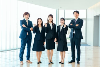 前を向く男女会社員