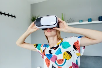 VRを利用する女性
