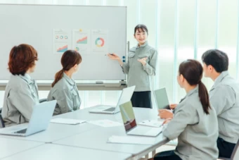 違反のポーズをする女性