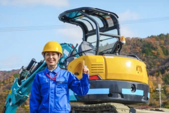 車両系建設機械の前にいる女性作業員