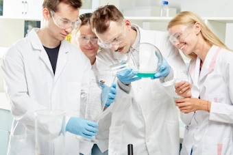 化学物質を扱う研究者