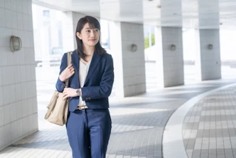 前向きな女性のイメージ