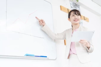 レクチャーする女性