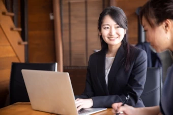 スーツを着た男女