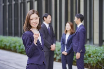 工場の前のスーツ姿の女性