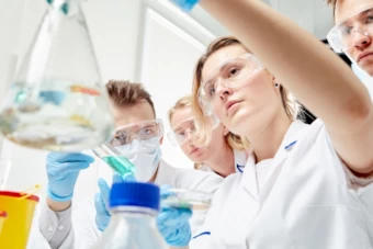 工場の前のスーツ姿の女性