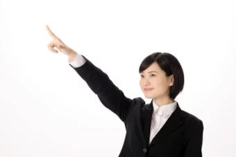 情報を指さすスーツ姿の女性