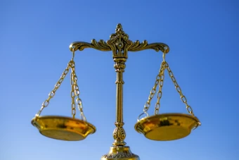 天秤(法律のイメージ)