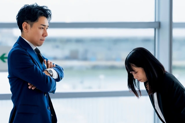 権威を振りかざす男性と従う女性