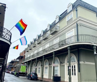 レインボーフラッグとトランスジェンダー旗