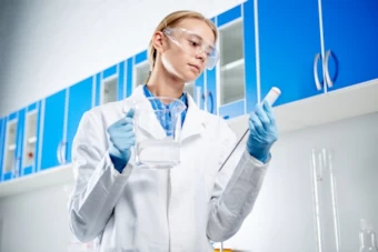 化学物質を扱う研究者