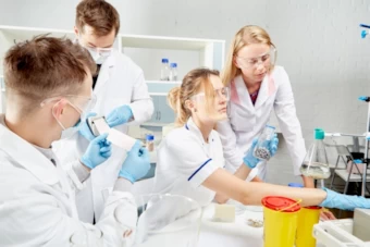 打合せをする作業者