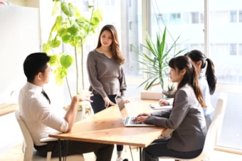 打合せをするビジネスマン