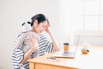 パソコンを操作する女性