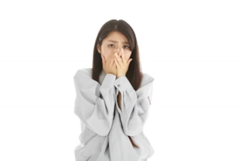 驚く作業服姿の女性