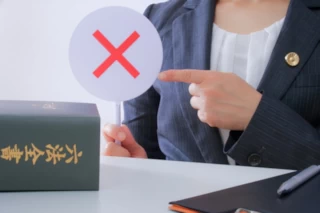 罰マークを示す女性弁護士