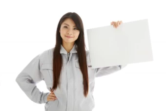 書類を示す女性