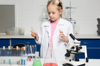 化学物質を扱う少女