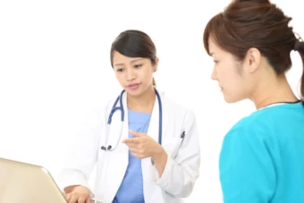 健康診断を行う女医