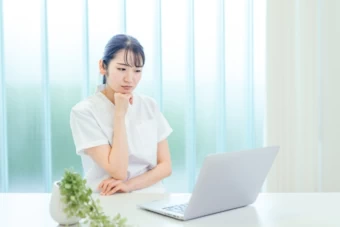 パソコンを見る女性