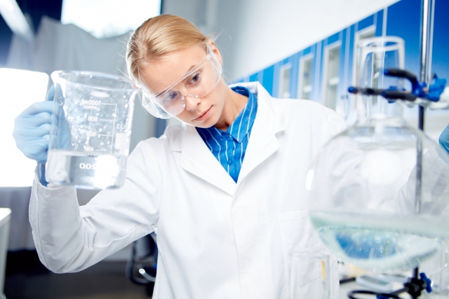 化学物質を扱う研究者