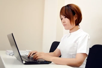 データを入力する医療職