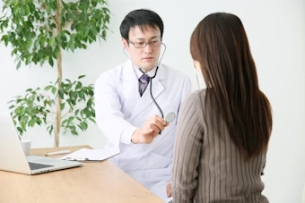 問診を行う医師