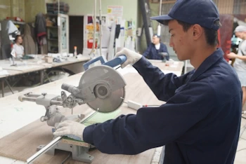 グラインダを扱う労働者