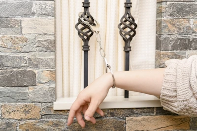 拘束される女性のイメージ