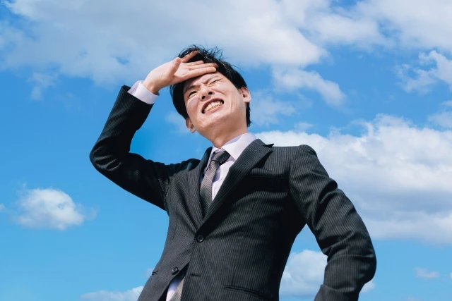 暑さに耐える男性