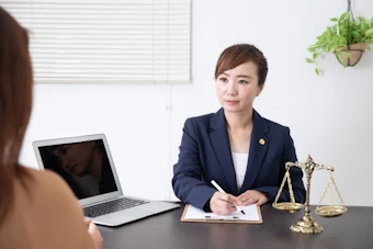 女性弁護士と依頼者