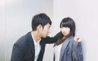 ノルマ不達のパワハラに耐える営業職の女性