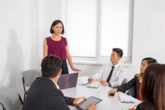 打合せをするビジネスマン