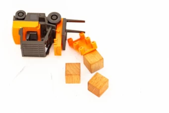 転倒したフォークリフト