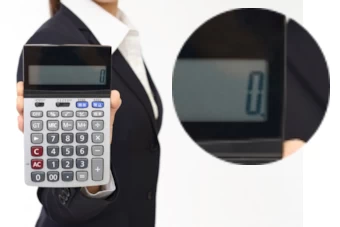 電卓のゼロを示す女性