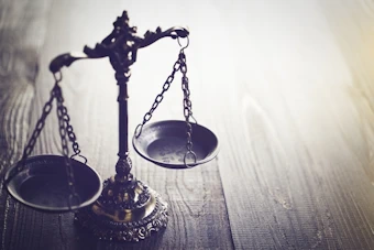 天秤（法律のイメージ）